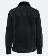 Campera de jean para mujer marca Blue Steel, color negro con lavado sutil. Cuenta con forro de felpa negro en el cuello y el interior, cuello camisero, manga larga, bolsillos delanteros con solapa y cierre frontal mediante botones metálicos.