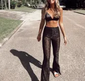 Pantalón de encaje negro con cintura elástica y corte acampanado.