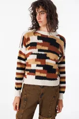Sweater tejido a mano con diseño geométrico en tonos marrón, beige, negro y blanco.