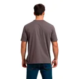 Remera gris de hombre con estampado amarillo en el pecho con el logo de Caterpillar y la leyenda "Centennial Celebration A Tractor Co. Est. 1925 Hard Work Caterpillar".