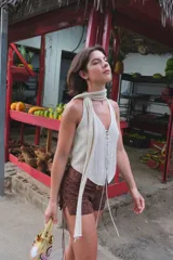 Short tiro bajo color marrón con textura, entrelazado a los costados, cinturón y hebilla de resina.