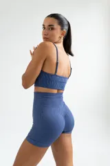 Short deportivo azul con estampado de líneas onduladas, tiro alto y frunce en la parte trasera.