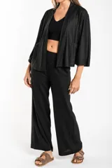 Kimono negro con mangas 3/4 y bolsillos delanteros.