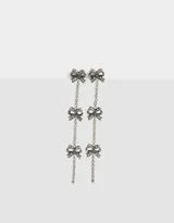 Aros largos plateados con strass y dije de moño.