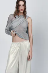 Pantalón bombacho plateado de tiro medio con cintura elástica ajustable con cordones y puños elásticos.