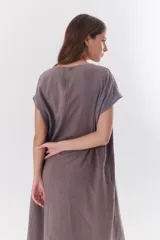 Vestido midi azul de lino y tencel, corte recto y mangas cortas.