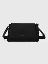 Cartera bandolera negra de Hush Puppies con correa ajustable. Presenta solapa frontal con cierre magnético y logo de la marca estampado en la parte inferior.