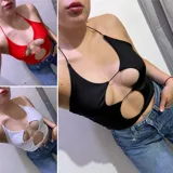 Top de diseño ajustado con detalle de cortes en el pecho, disponible en rojo, negro y blanco.