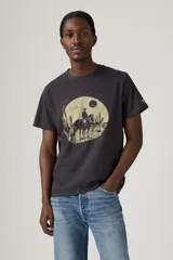 Remera negra de algodón de Levi's con cuello redondo y mangas cortas. Estampado frontal con un jinete a caballo en el desierto y el logo de la marca.