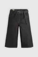 Pantalón capri de denim negro con corte amplio, tiro alto y cinturón de tela con hebilla metálica.