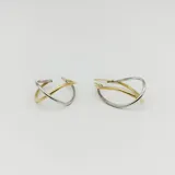 Aros tipo argolla dobles, uno dorado y otro plateado, de oro 18k.