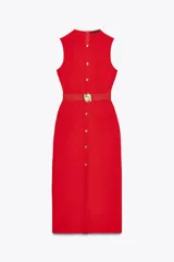 Vestido midi color crema, de cuello redondo y sin mangas. Presenta falsos botones frontales, cinturón elástico con aplique dorado, bolsillos de parche con solapa y abertura delantera.