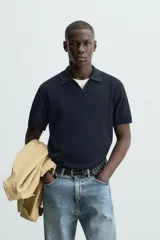 Polo de hombre color azul marino, de punto con textura, cuello solapa con abertura frontal, manga corta y corte regular.