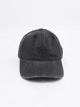 Gorro de béisbol negro con efecto lavado y logo bordado en el frente.