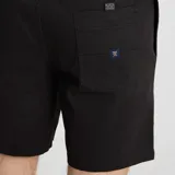 Bermuda negra de algodón y spandex, con cintura elástica, bolsillos grandes y costuras reforzadas.