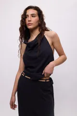 Top sin mangas con cuello halter y estampado a rayas verticales en tonos pastel.