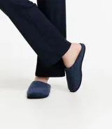 Pantuflas cerradas de poliéster color azul marino, con plantilla y forro de poliéster y suela de goma termoplástica.