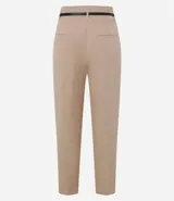 Pantalón de vestir azul marino, de corte zanahoria, con cinturón fino negro con hebilla dorada.