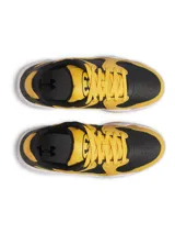 Zapatillas urbanas Under Armour U Court Anatomix, con capellada de cuero sintético negro con detalles en amarillo y suela de goma color caramelo. Diseño anatómico para mayor comodidad y control.