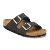 Sandalias Birkenstock modelo Arizona LEVE Shimmering Black, color negro brillante con dos correas ajustables y hebillas doradas. Tienen plantilla de corcho y suela negra.