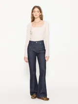 Pantalón de jean oxford azul oscuro, de tiro medio alto y confeccionado en 100% algodón.