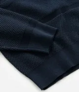 Buzo de hombre con cuello redondo, corte comfort, manga larga con puños ajustados y tejido texturizado.