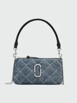 Bolso de hombro Marc Jacobs modelo The Quilted Denim Snapshot Convertible, confeccionado en denim azul acolchado con patrón de rombos y detalles en cuero. Presenta correa de hombro ajustable y extraíble, cierre de cremallera superior, bolsillo interior y logo de la marca en la parte delantera.