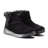 Bota corta impermeable Skechers On The Go Stellar Cozy Step, color negro, con capellada de gamuza, forro de piel sintética y ribete de piel sintética en el tobillo. Cuenta con plantilla Air-Cooled Goga Mat y entresuela Ultra Go.