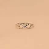 Anillo de plata 925 con diseño de infinito.
