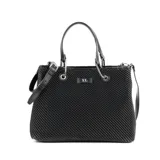 Cartera tipo shopper color negro, confeccionada en símil cuero texturizado. Tiene doble asa de mano, correa bandolera regulable y herrajes plateados. El acceso es con cierre y cuenta con un compartimento principal con un bolsillo interno con cierre y dos bolsillos abiertos. El interior está forrado en tela de algodón y poliéster.