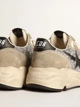 Zapatillas Golden Goose Running Sole de gamuza color beige con detalles de glitter plateado y estrella de cuero negro.
