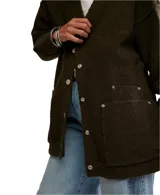 Cárdigan oversized de tejido grueso y suave, color verde oscuro, con escote en V y cierre frontal de broches metálicos.