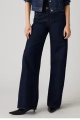Pantalón de jean de tiro alto, corte recto y color azul oscuro.