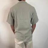 Camisa negra de muselina con manga corta y corte oversize.