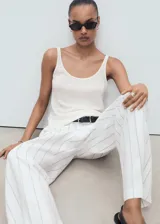 Top sin mangas de tejido de punto fino de lino, color blanco roto, con tirantes anchos y cuello escotado, de diseño recto.