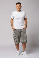 Bermuda gris con efecto lavado, de corte holgado y largo a la rodilla. Presenta bolsillos cargo laterales y traseros.