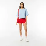 Short deportivo rojo de corte clásico con cintura elástica ajustable con cordón.