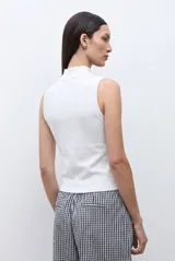 Top sin mangas de tejido acanalado, con cuello alto y ajuste al cuerpo.