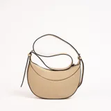 Bandolera color beige con correa ancha ajustable y cierre superior con cremallera.