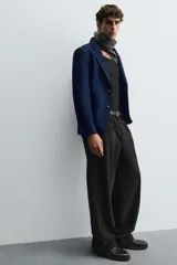 Blazer straight fit color gris claro confeccionada en tejido con viscosa. Cuello con solapas de muesca y manga larga acabada en puño con botón. Bolsillo de vivo en pecho y bolsillos de plastrón en cadera. Bajo con aberturas en espalda. Cierre frontal de botonadura.