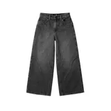 Pantalón jean negro de corte ultra baggy, con diseño de costuras curvas en el frente.