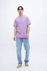 Remera lila con estampa en el pecho y diseño fotográfico de un atardecer en la espalda.