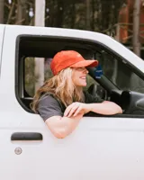 Gorro de pana color mostaza con visera y bordado frontal con la palabra "Yamba".