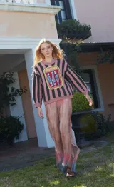 Conjunto calado de pantalón oxford y musculosa con degradé de color rosa a gris.