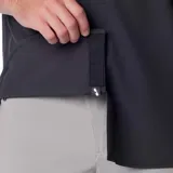 Camisa de manga corta color gris oscuro, con cierre de botones frontal, dos bolsillos en el pecho (uno con cierre de cremallera y otro con velcro), ventilación en la espalda y tecnología Omni-Shade™ Broad Spectrum UPF 50 y Omni-Wick™.