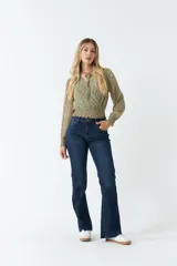 Blusa con manga larga, escote en V y frunce en la cintura, confeccionada en tela floral.