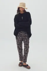Sweater oversized negro tejido en lana y alpaca con diseño de ochos.
