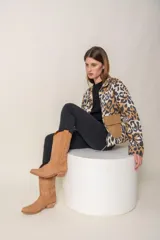 Botas texanas color marrón claro de cuero vacuno con diseño bordado en color blanco.