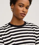 Remera de algodón con cuello redondo, manga corta y rayas horizontales en blanco y negro.