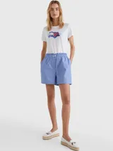 Remera blanca de algodón orgánico con cuello redondo y logo ondulante de Tommy Hilfiger estampado en el frente.